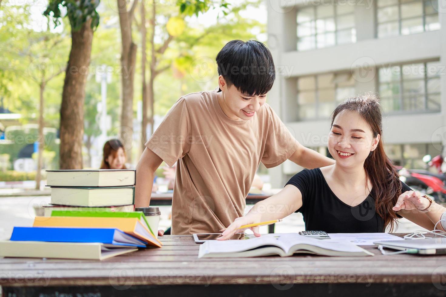 concept d'éducation de groupe d'étudiants et de tutorat. photo