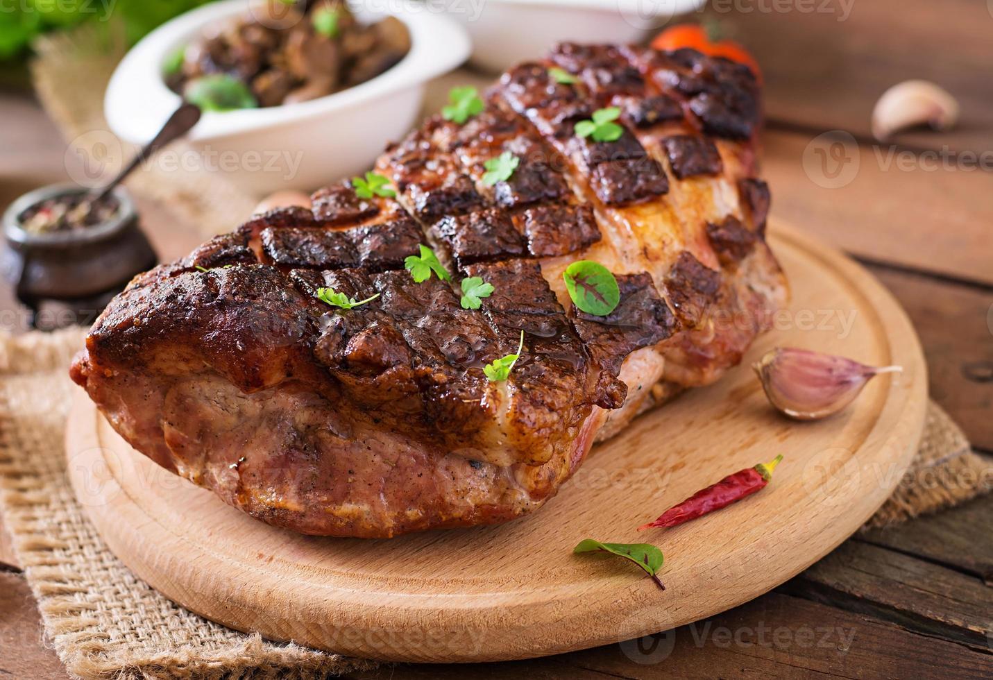 viande cuite au four avec des épices et de l'ail sur une table en bois photo