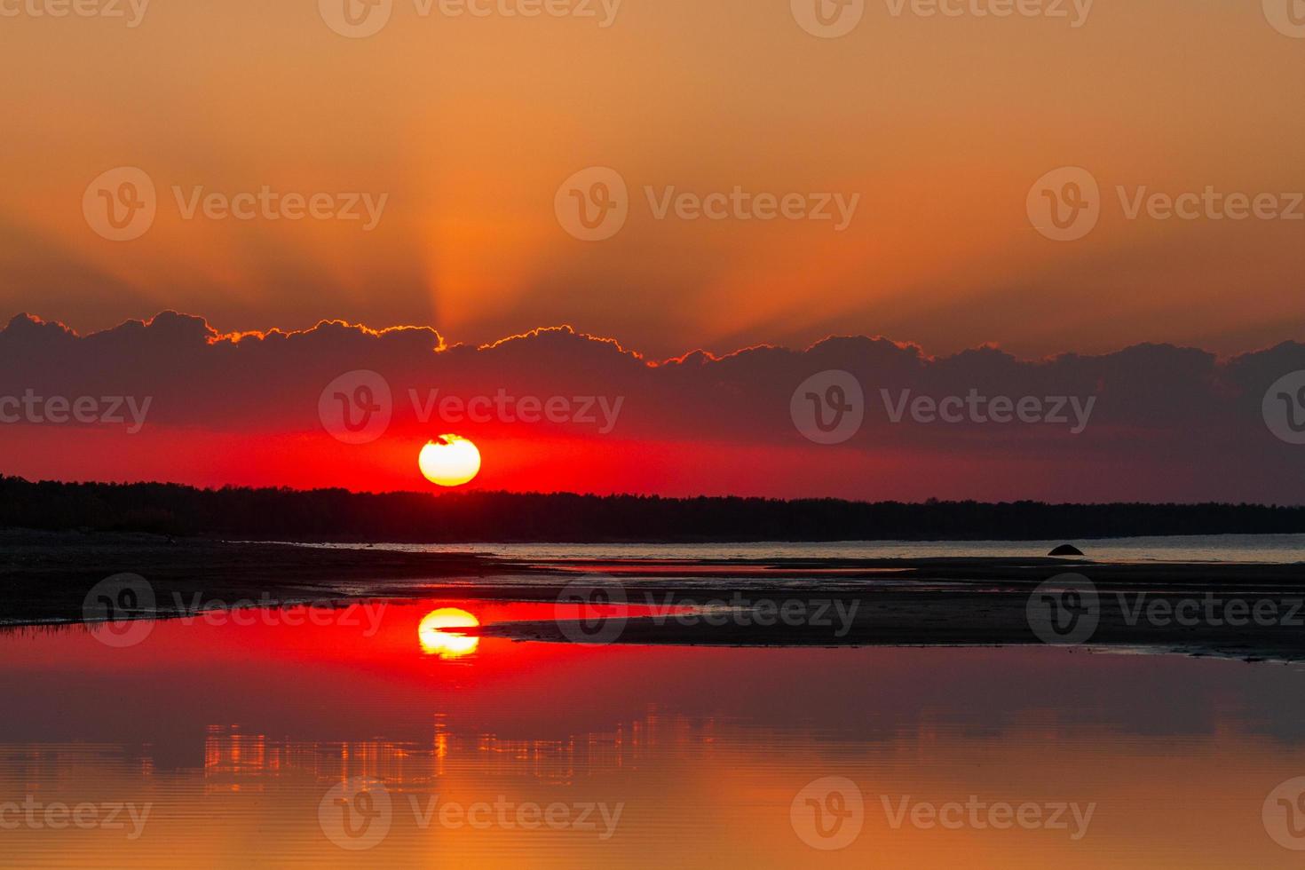 paysages d'été de la mer baltique au coucher du soleil photo