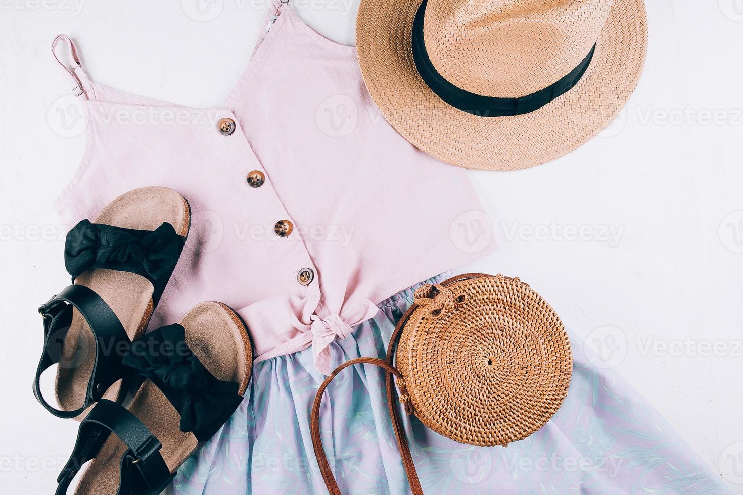 vêtements de vacances d'été. tenue de mode féminine - jupe, haut, chapeau, sac, sandales. vue de dessus, mise à plat photo