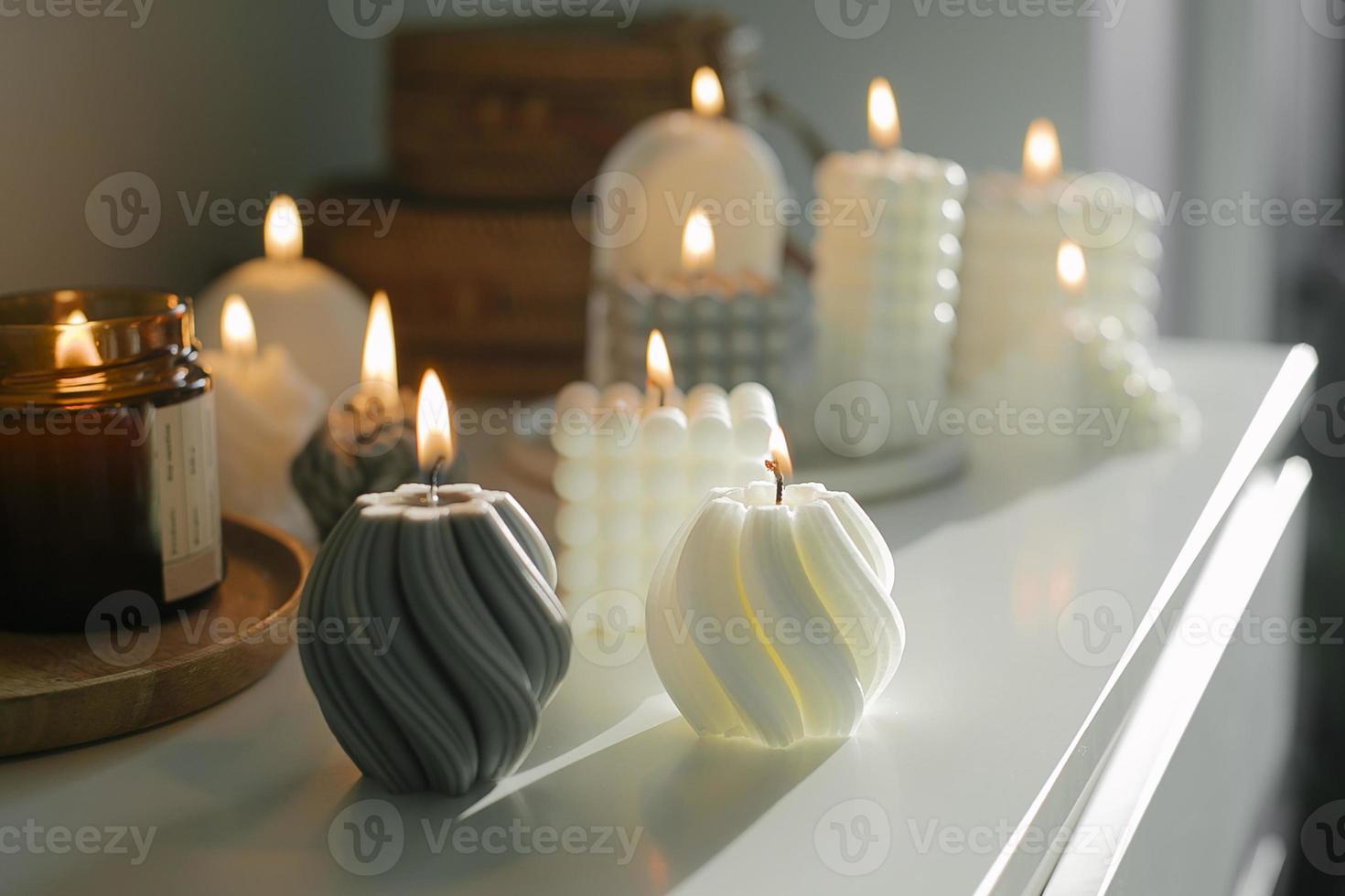 bougies faites à la main à la cire naturelle et au soja. concept de santé mentale, soins personnels, mode de vie de pleine conscience photo