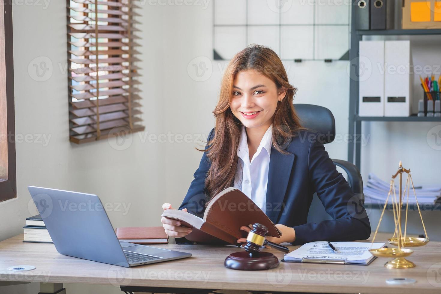 droit, conseil, accord, contrat, avocat, conseil en matière de litiges et signature de contrats en tant qu'avocat pour recevoir les plaintes des clients en matière d'hypothèques immobilières et foncières. concept avocat photo