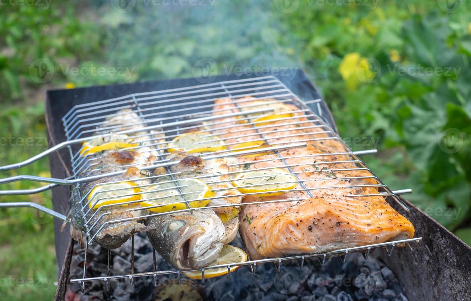 barbecue en plein air avec du poisson grillé photo