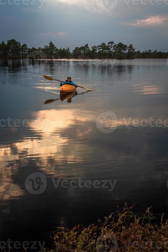 lac marécageux au printemps photo