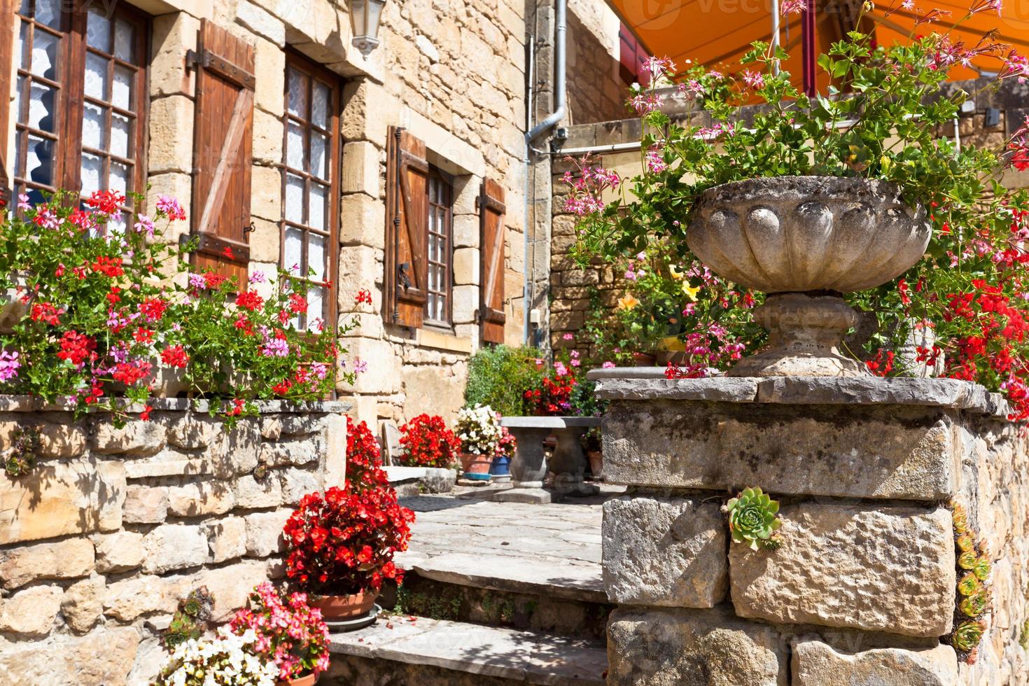 pots de fleurs lumineux sur une ancienne maison en pierre en france photo