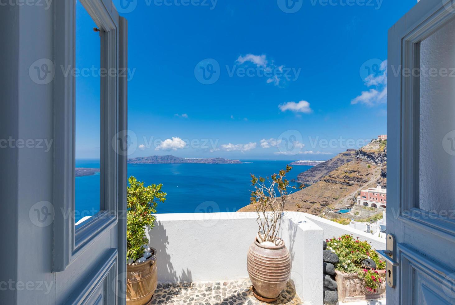 architecture blanche traditionnelle et porte donnant sur la mer méditerranée dans le village de fira sur l'île de santorin, grèce. fond de voyage pittoresque. beau concept de vacances d'été, ciel bleu incroyable photo
