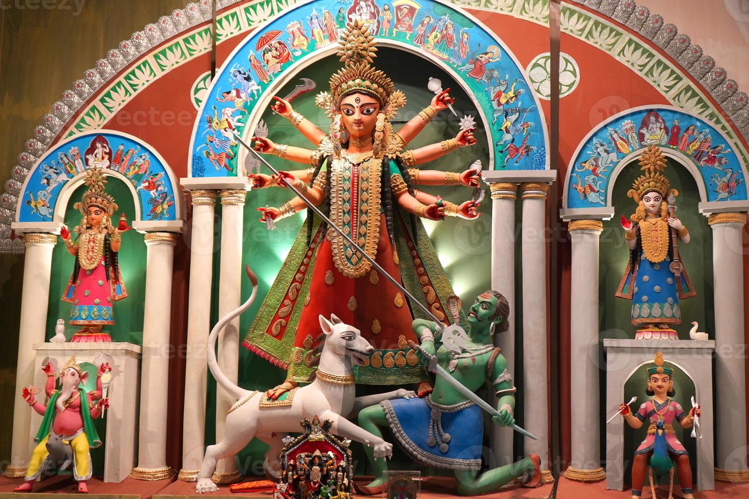 1er octobre 2022, kolkata, bengale occidental, inde. belle idole de ma durga à 66 pally durga puja pandel photo