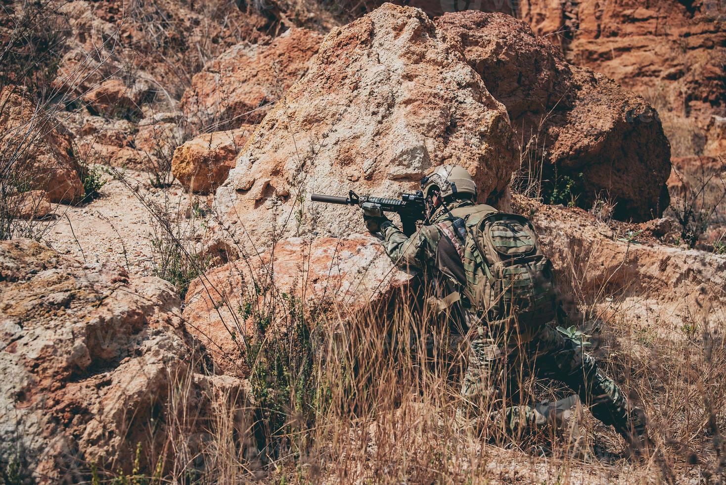 les soldats des forces spéciales sur les guerres dans le désert, les thaïlandes, les soldats de l'armée utilisent un ordinateur portable pour voir la carte avec satellite, utilisant la radio pour communiquer pendant l'opération militaire photo