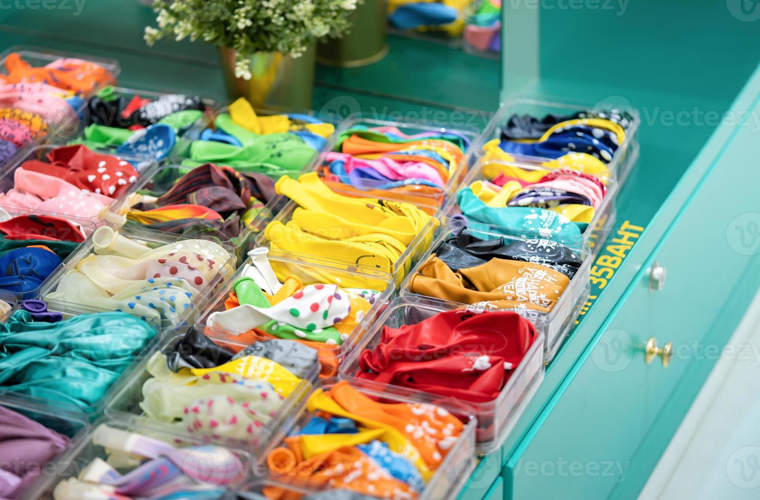 beaucoup de variété et divers ballons en caoutchouc non soufflés avec ballon dans l'organisation de plateaux en plastique boutique pour les ventes photo