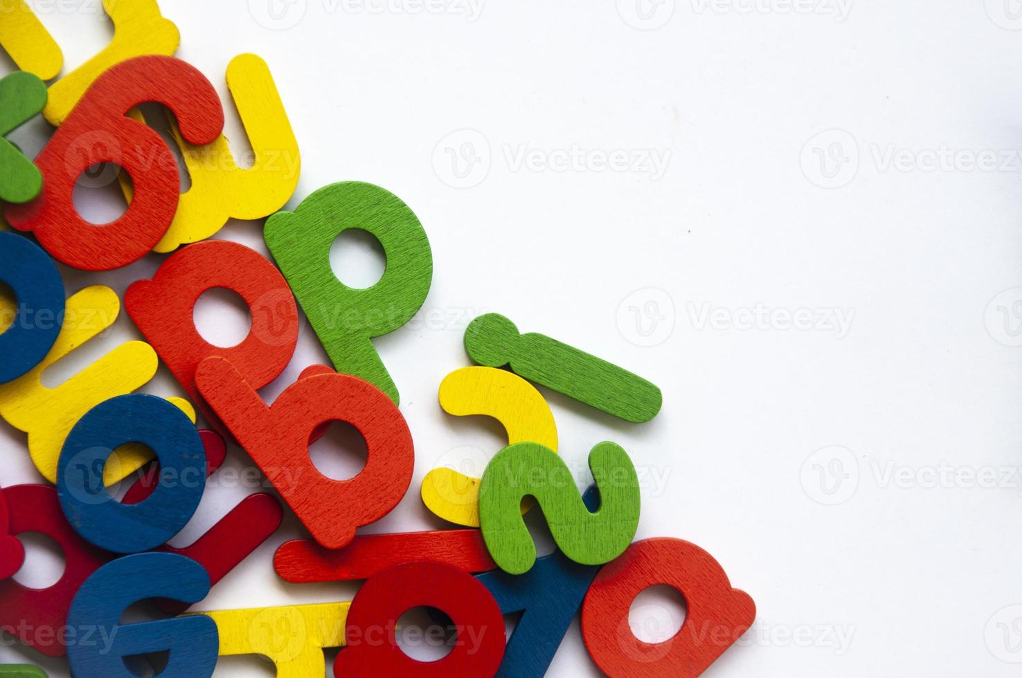 lettres de couleur en bois sur fond blanc. espace de copie et concept d'école photo