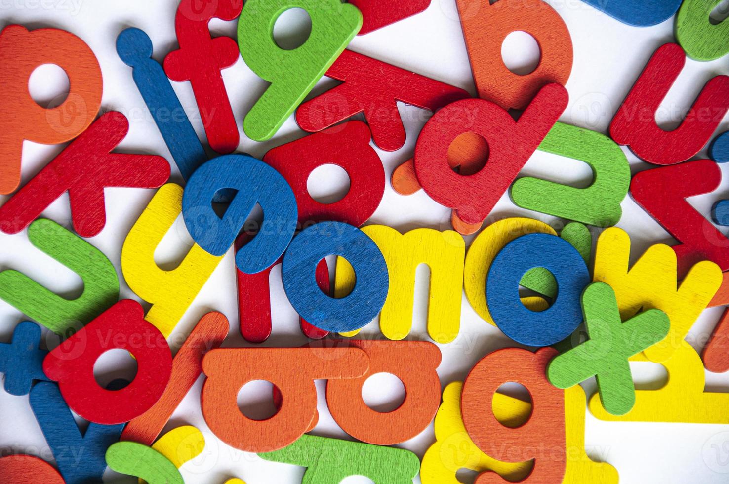 lettres de couleur en bois sur fond blanc. notion d'école photo