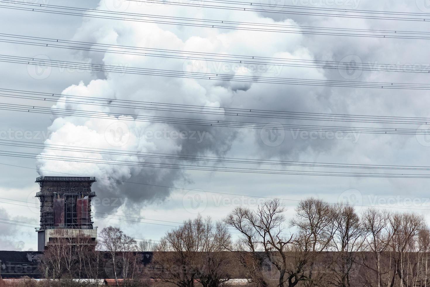 fumée d'une cheminée industrielle photo