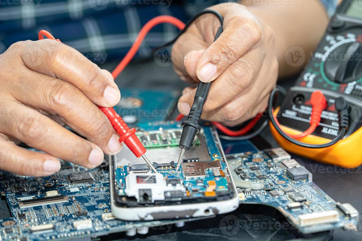 technicien réparant à l'intérieur du téléphone portable. circuit intégré. le concept de données, de matériel, de technologie. photo