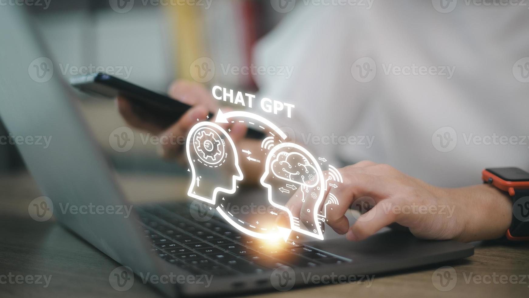 chatgpt chat avec ai ou intelligence artificielle. femme discutant avec une ai intelligente ou une intelligence artificielle à l'aide d'un chatbot d'intelligence artificielle développé par openai. photo