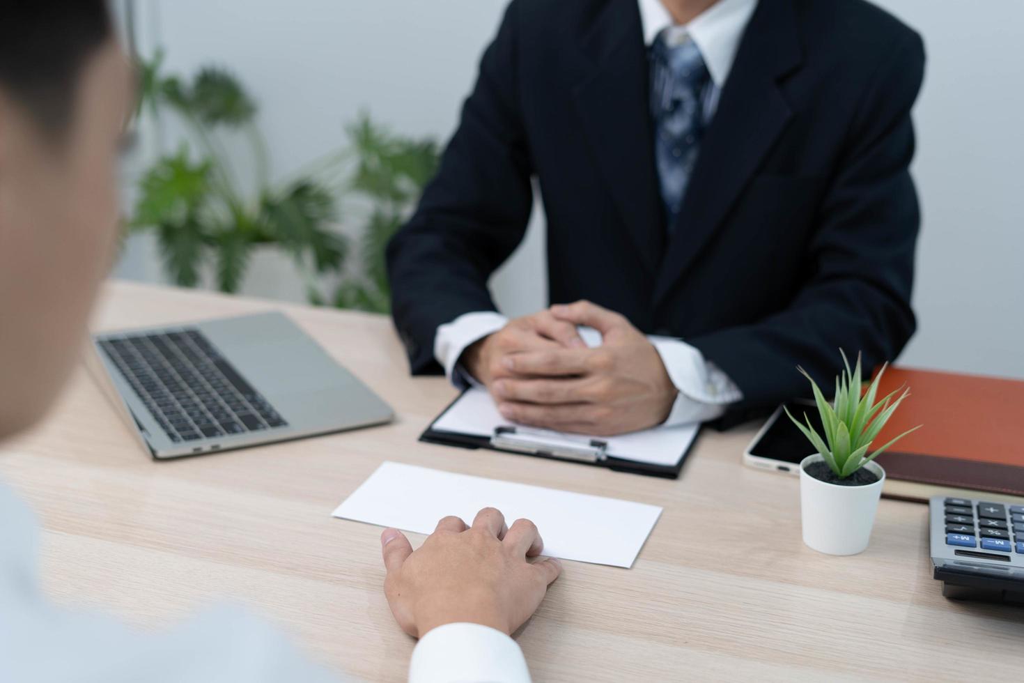 les hommes d'affaires envoient des lettres de démission aux cadres ou aux gestionnaires. inclure des informations sur les démissions, les postes vacants et les changements d'emploi. photo