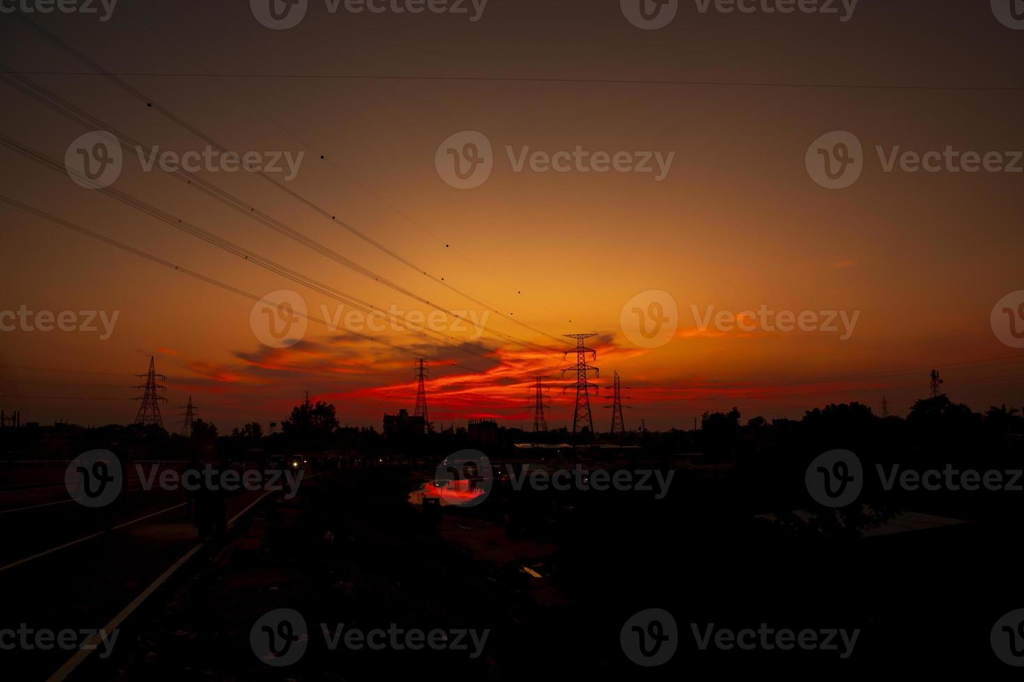 silhouette de pylônes électriques à haute tension avec des paysages colorés après le coucher du soleil photo