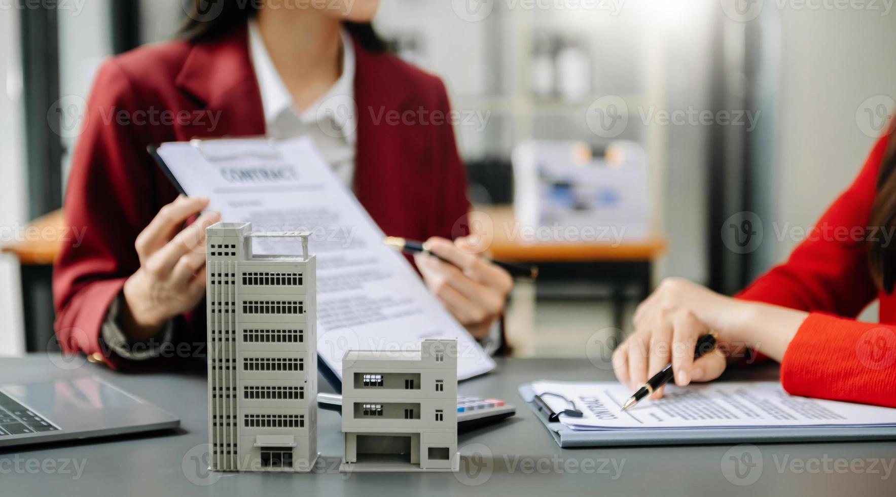 signer un contrat. agent client et courtier, contrat de location, affaire réussie et jeune entreprise assise au bureau photo