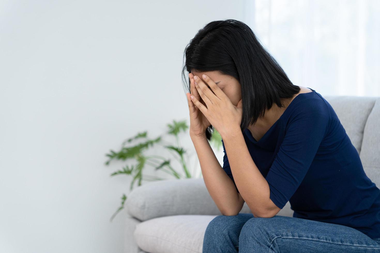 malheureuse femme asiatique fille déçue, triste à propos d'un problème à la maison seule, se sentir seule, stressée, souffrant d'une mauvaise relation, rompre, divorcer, femme confuse, dépression santé mentale, seule photo