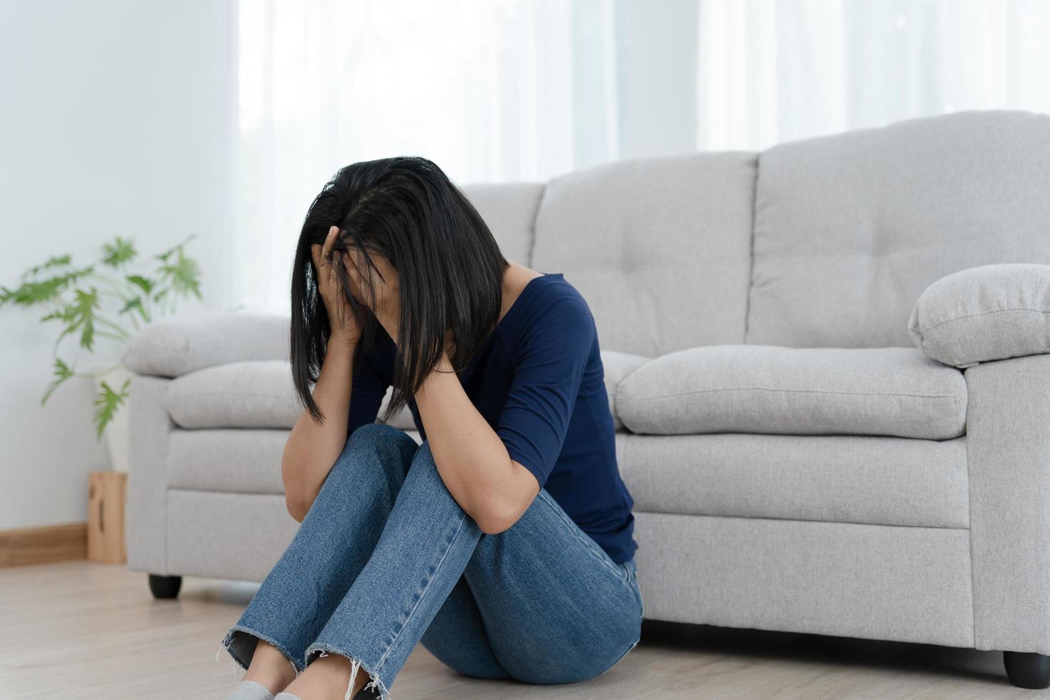 dépression et maladie mentale. femme asiatique déçue et triste après avoir reçu de mauvaises nouvelles. fille stressée confondue avec des problèmes malheureux dans la vie, se disputant avec son petit ami. photo