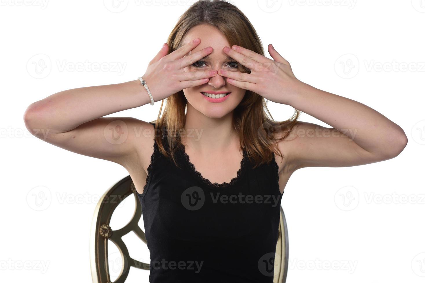 Portrait en gros plan d'une fille hipster blonde joyeuse qui devient folle en faisant une drôle de tête photo