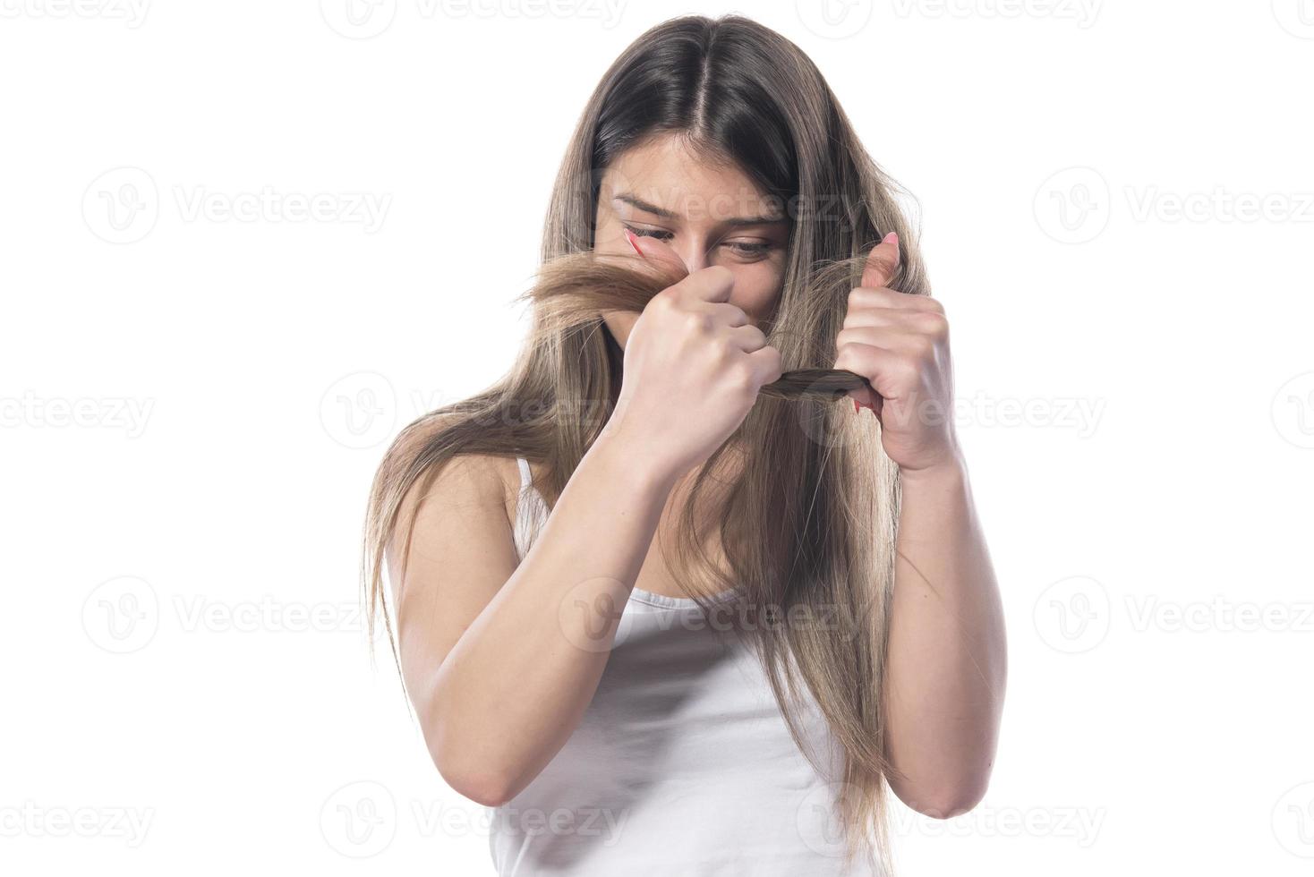 jolie fille s'inquiète de la perte de cheveux. problèmes avec le concept de cheveux photo