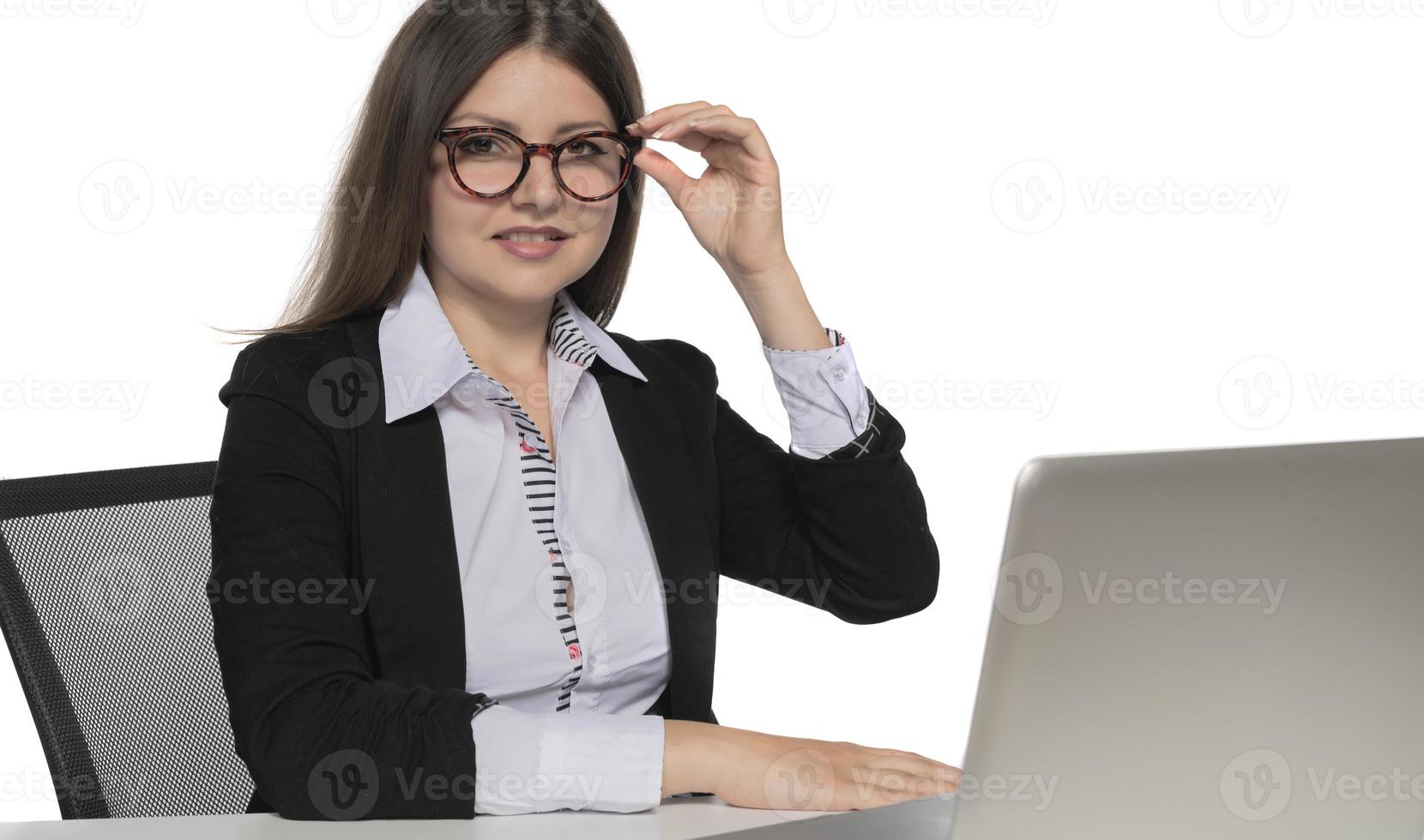 photo d'une jolie femme d'affaires travaillant sur un ordinateur portable dans son poste de travail.