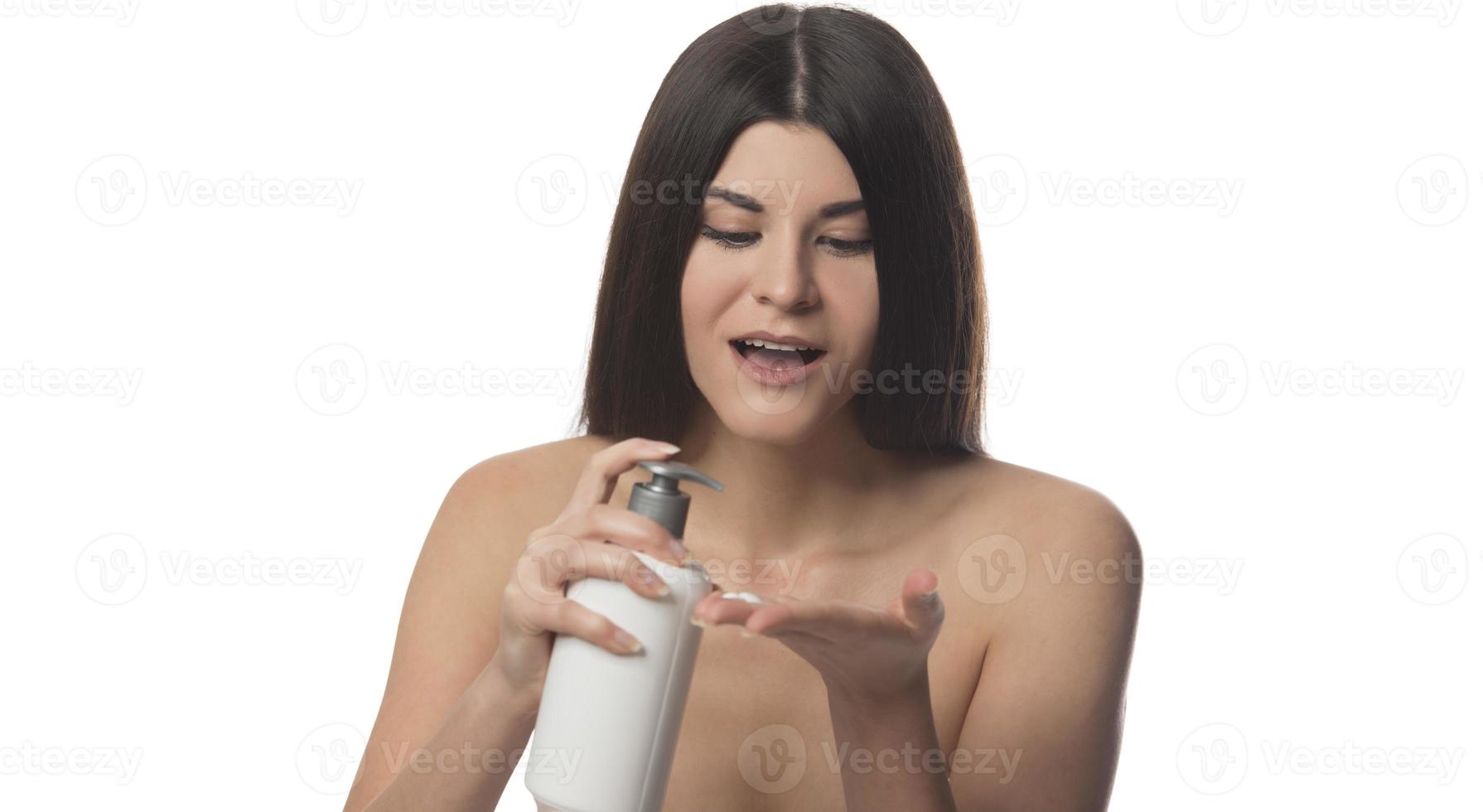 soin du corps. femme appliquant une lotion ou une crème hydratante sur son corps photo