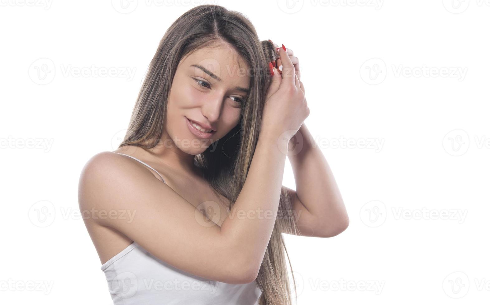 jolie fille s'inquiète de la perte de cheveux. problèmes avec le concept de cheveux photo