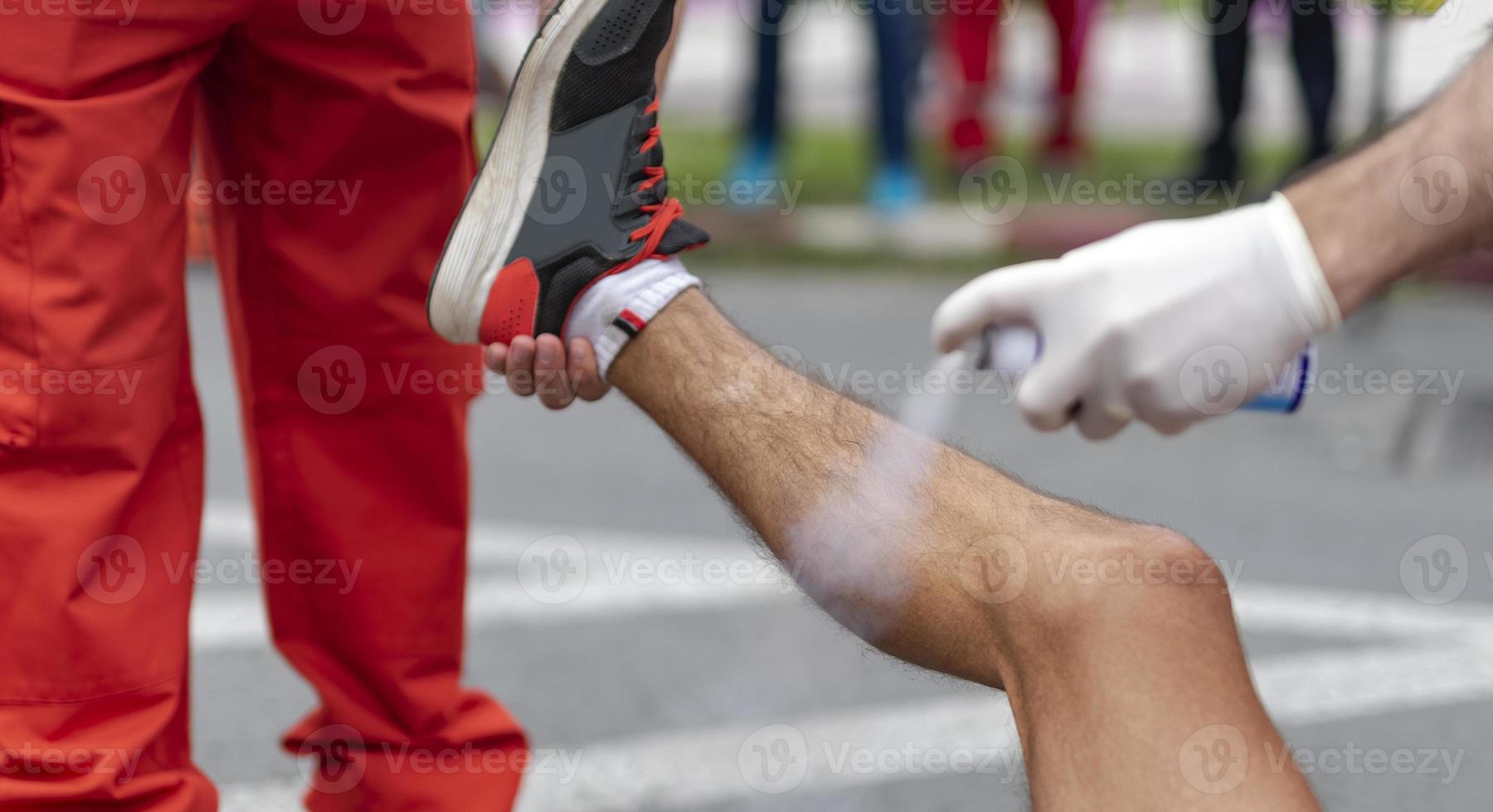 personnel médical utilisant un jet de glace magique utilisé pour traiter une blessure sportive photo