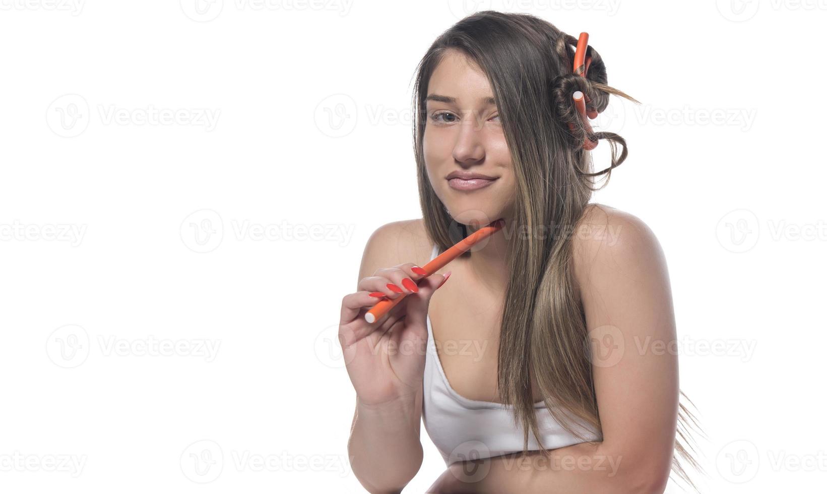 gros plan de bigoudis dans les cheveux. créer des coiffures photo