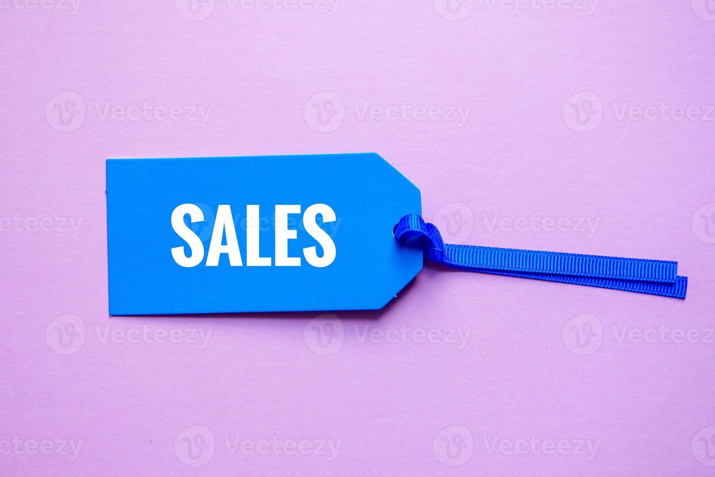 étiquette de prix bleue avec mot de vente sur fond rose, maquette bleue photo