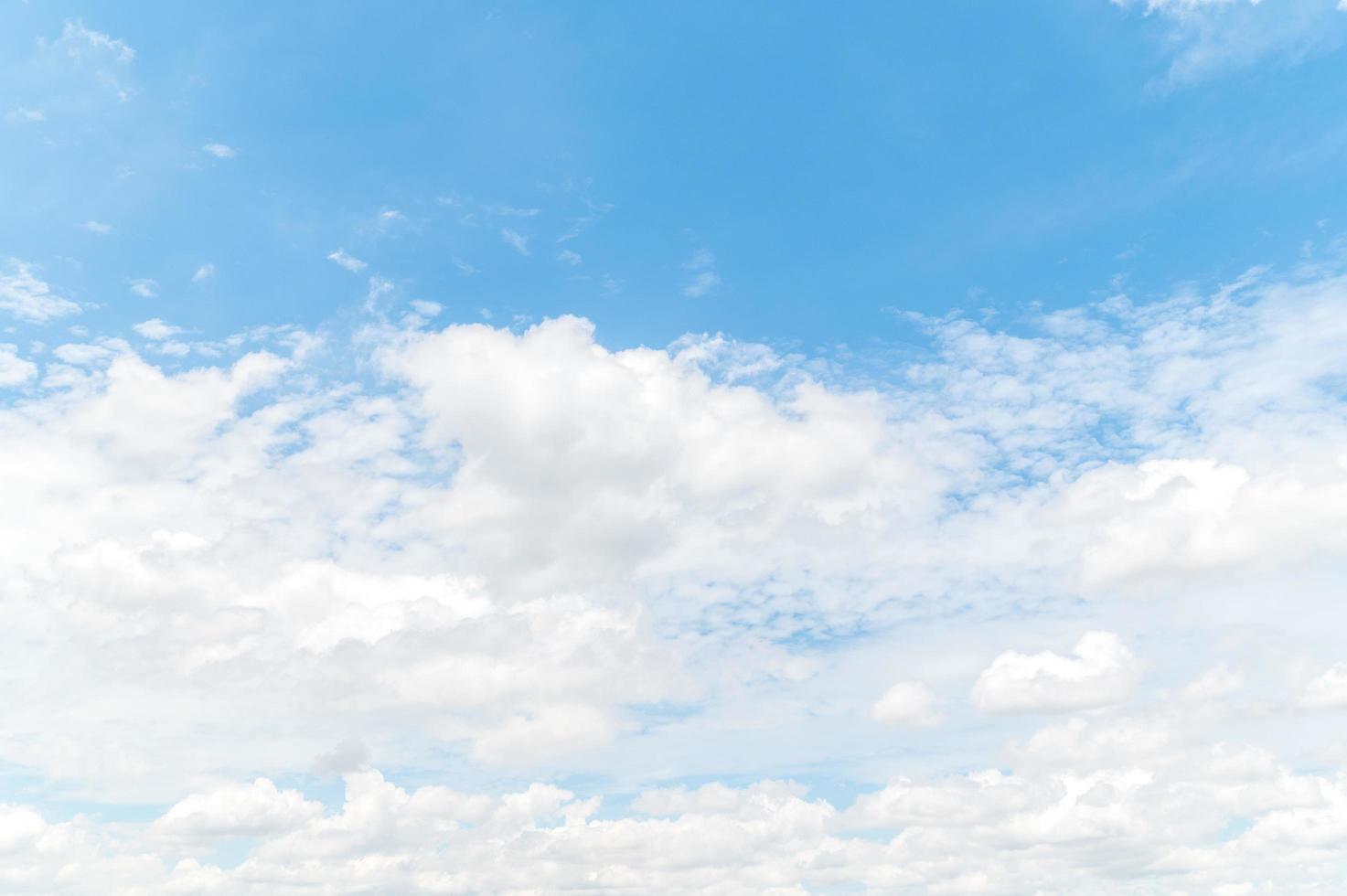 beaux nuages blancs moelleux dans le ciel bleu. fond de nature à partir de nuages blancs en journée ensoleillée photo