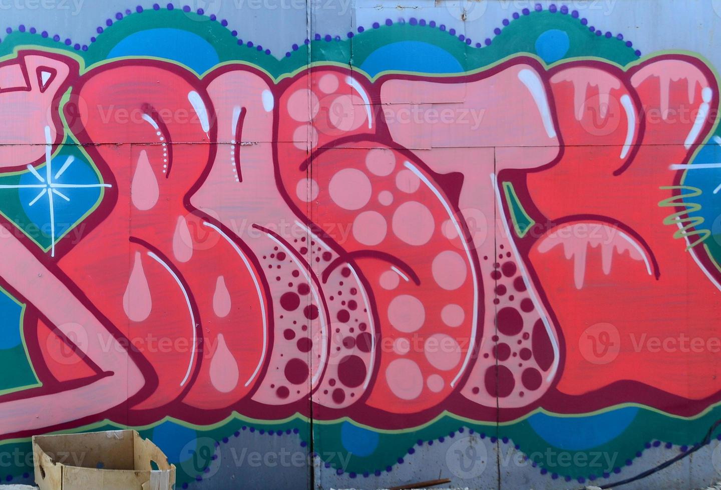 art de rue. image d'arrière-plan abstraite d'une peinture graffiti complète dans des tons roses et rouges photo