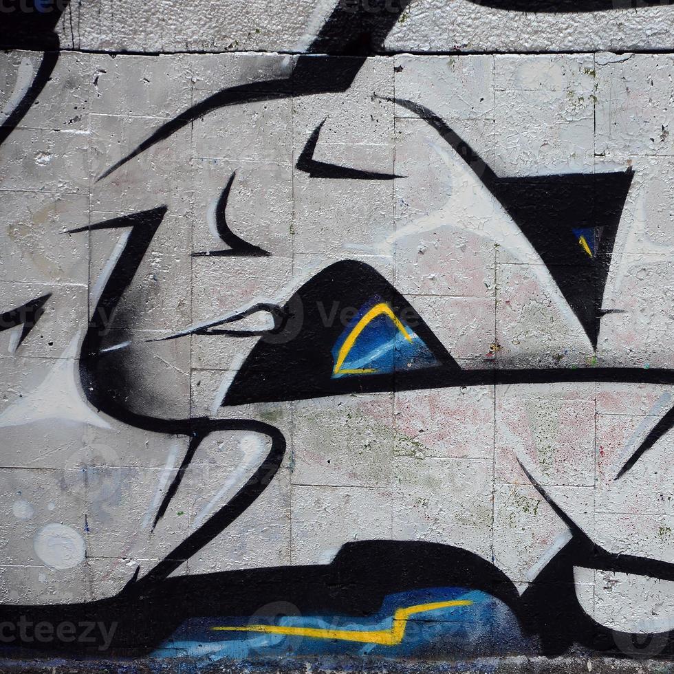art de rue. image d'arrière-plan abstraite d'un fragment d'une peinture graffiti colorée dans des tons bleus et chromés photo