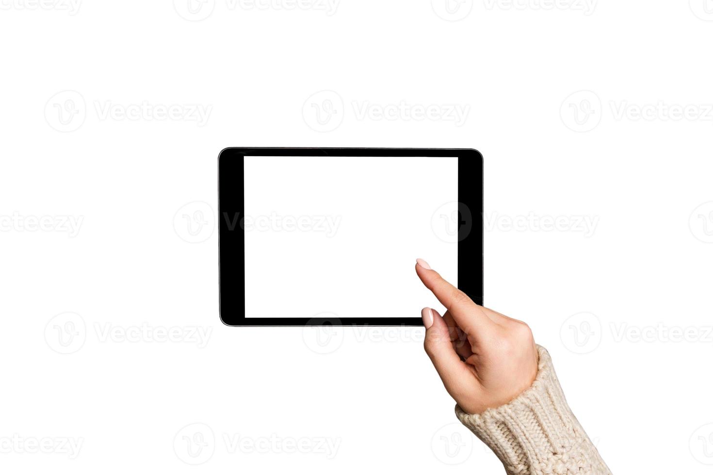 achats en ligne de noël. mains féminines en pull à l'aide d'un tablet pc avec écran blanc, isolé sur fond blanc photo