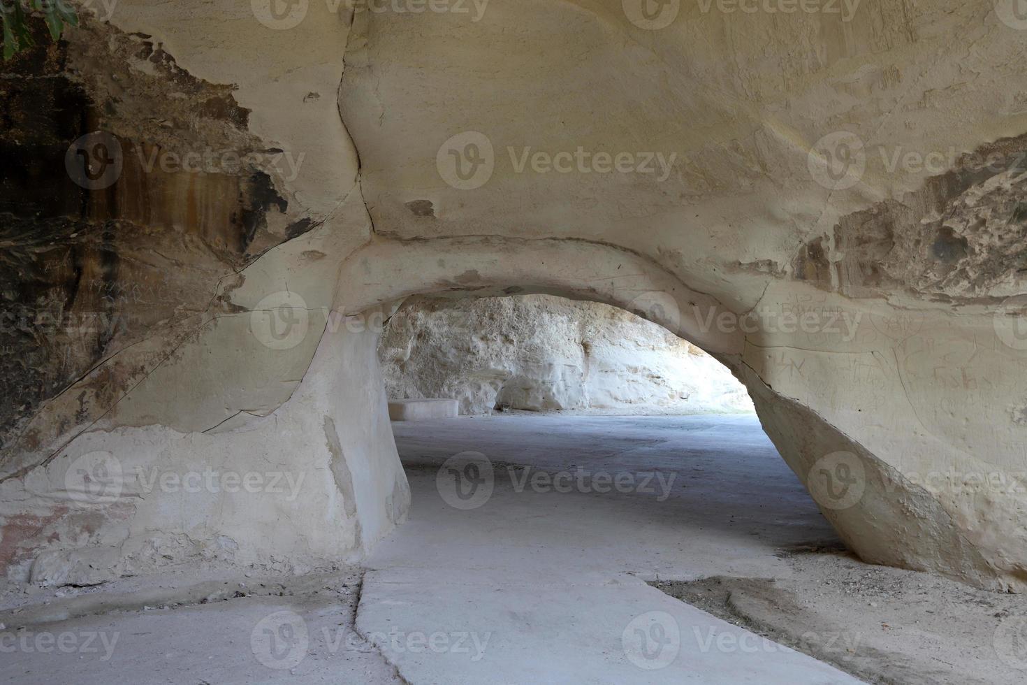 grotte dans les falaises de craie du sud d'israël. photo