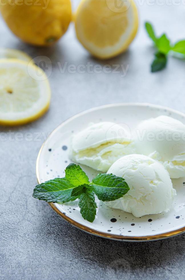 Glace maison aux agrumes et citron à la menthe photo