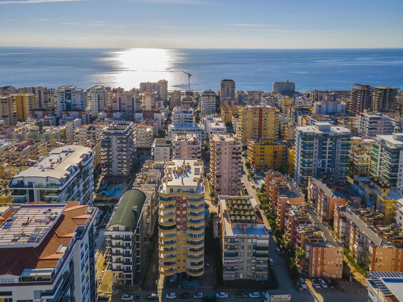 vue imprenable sur la côte et la ville depuis les airs photo