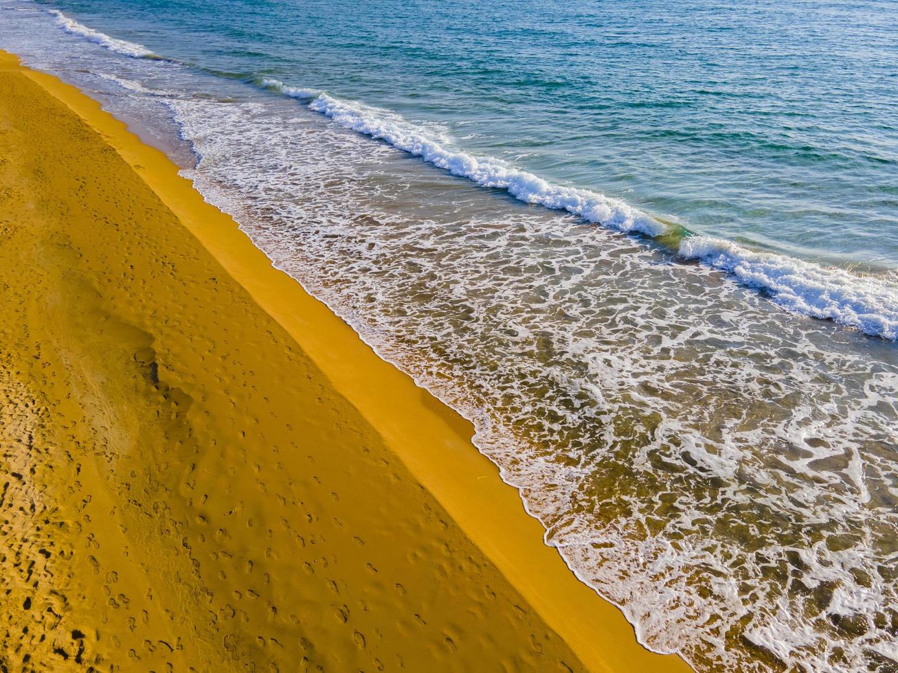 plage parfaite et vue paisible sur la mer photo