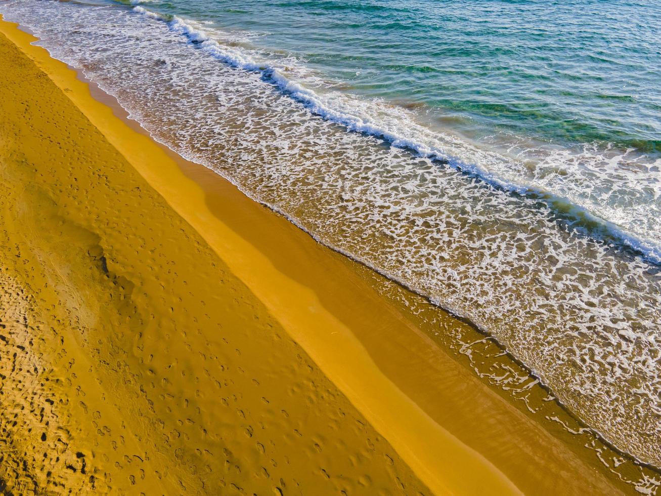 plage parfaite et vue paisible sur la mer photo