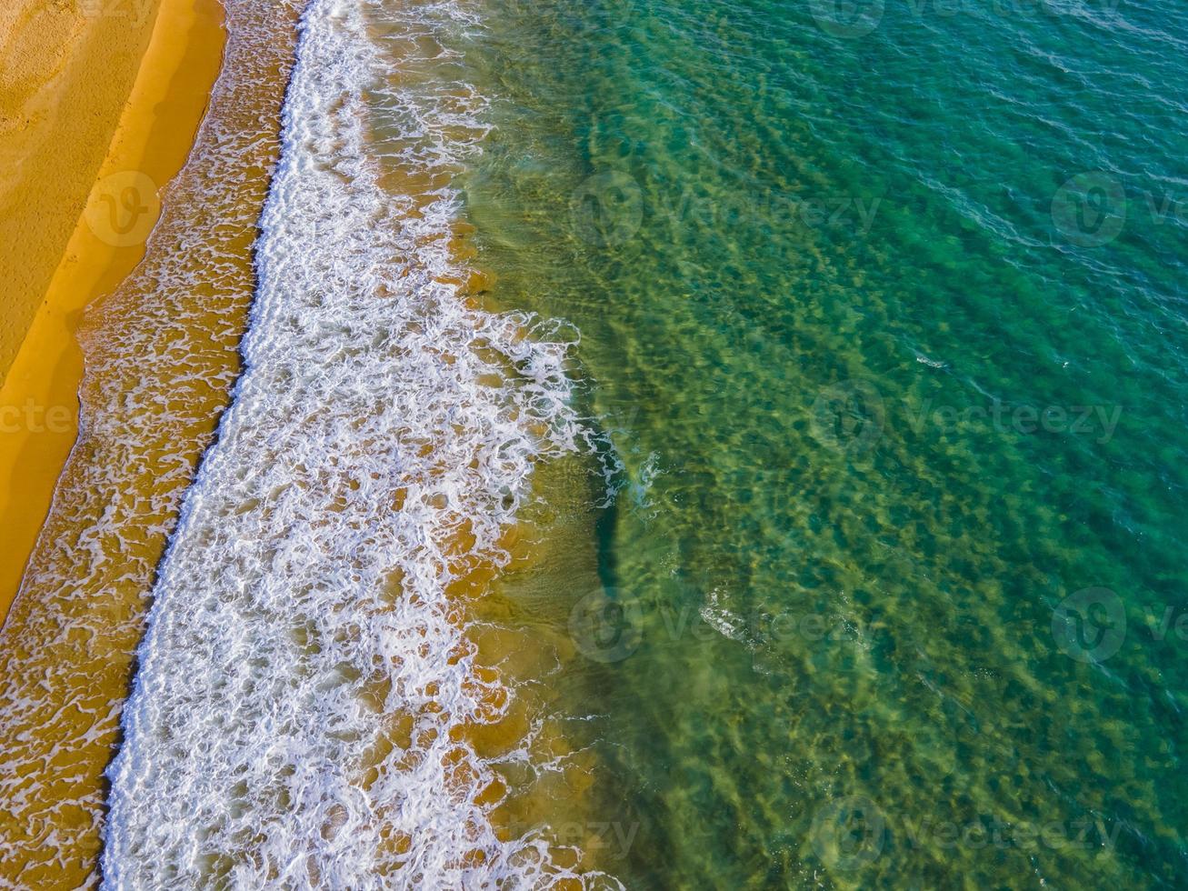 photo aérienne de la mer et de la plage