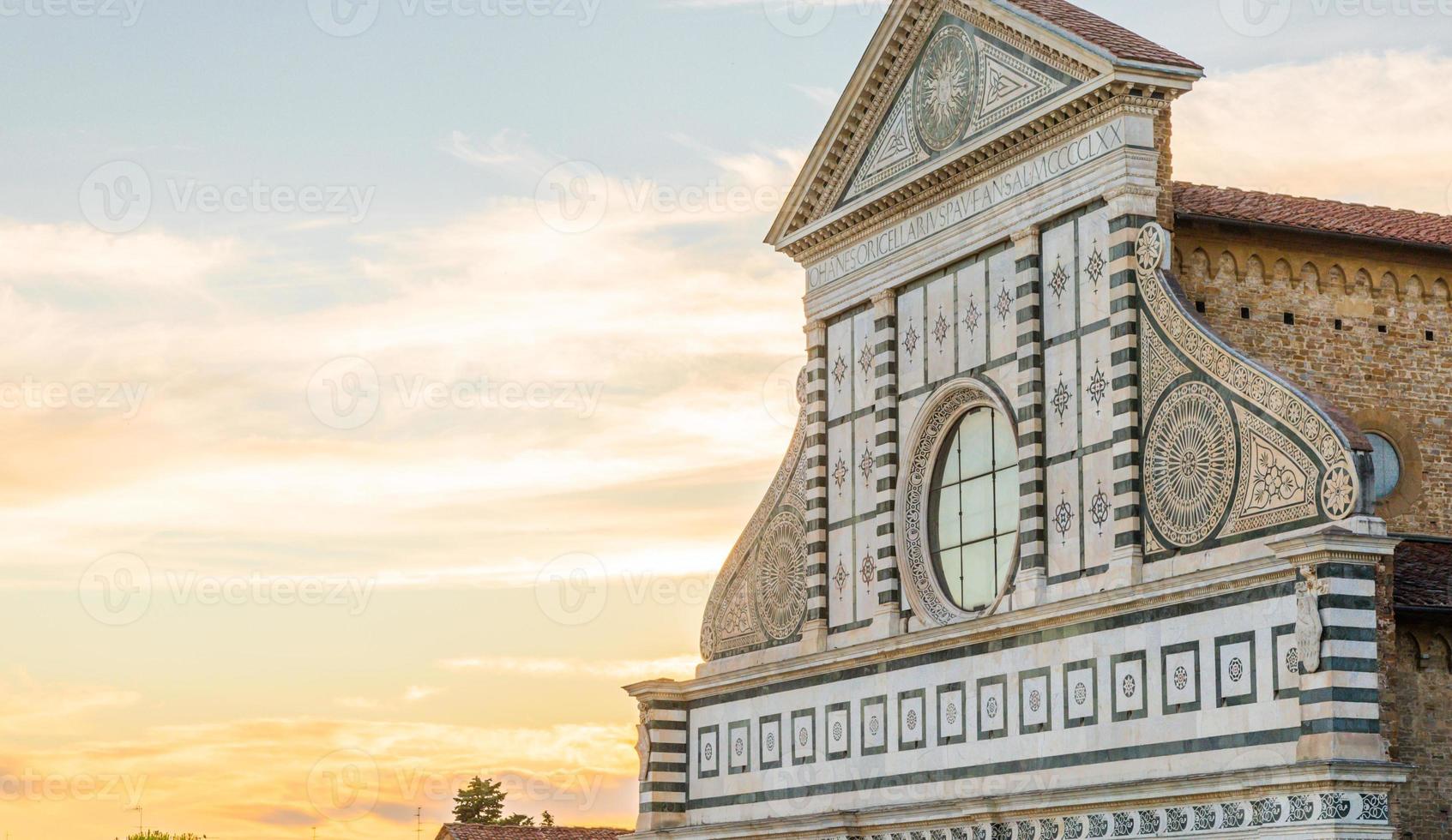 Florence, Italie. lumière du coucher du soleil sur santa maria novella - église sainte marie - personne et espace de copie. photo
