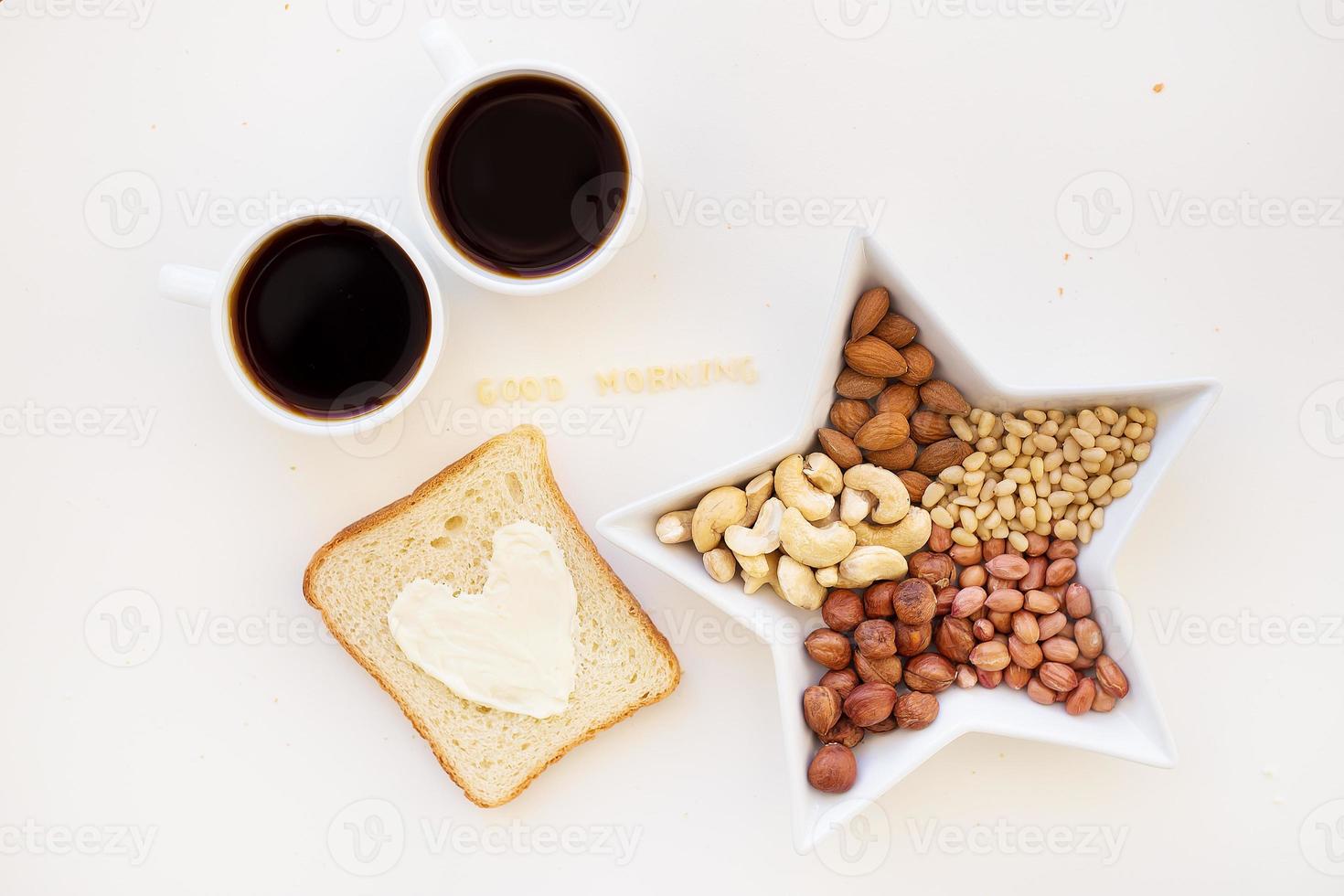 sandwich pour le petit déjeuner en forme de coeur avec du fromage, un bol de noix et mélanger deux tasses de café, inscription bonjour photo