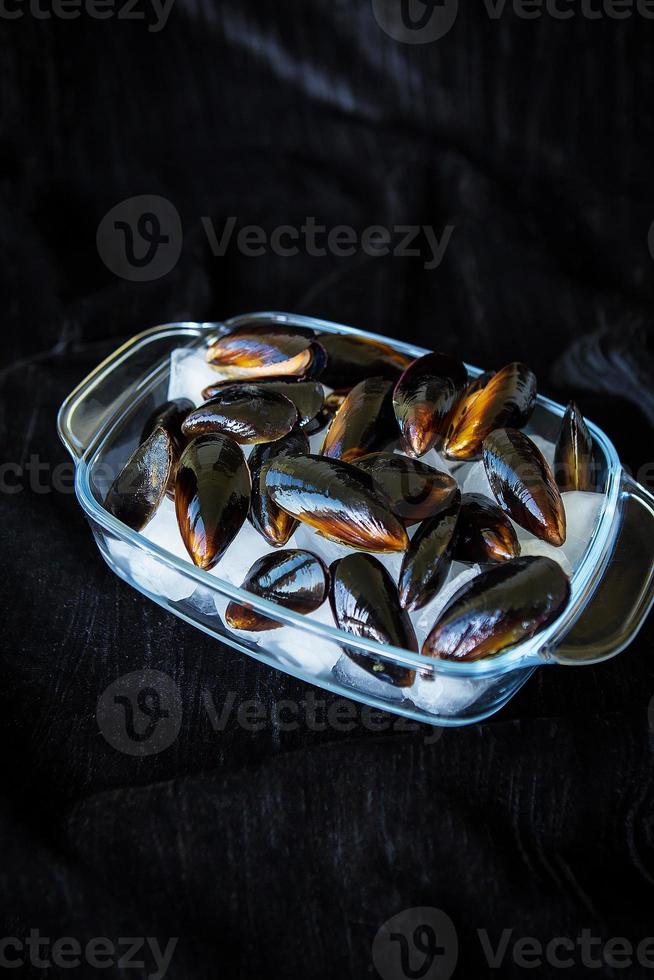 moules très savoureuses et fraîches sur des glaçons. photo