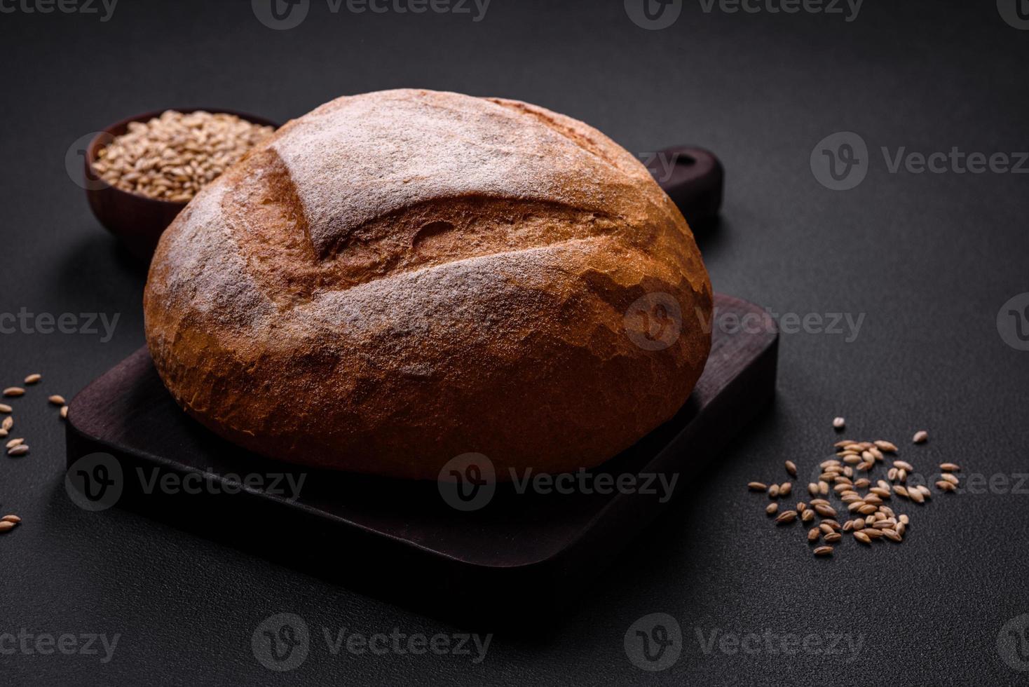 beau délicieux pain blanc de forme ronde fraîchement cuit photo