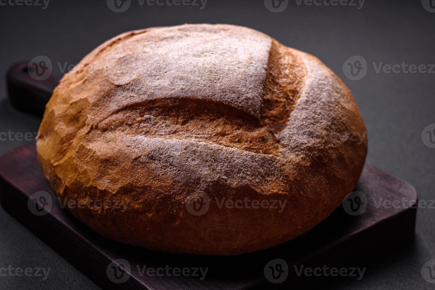 beau délicieux pain blanc de forme ronde fraîchement cuit photo
