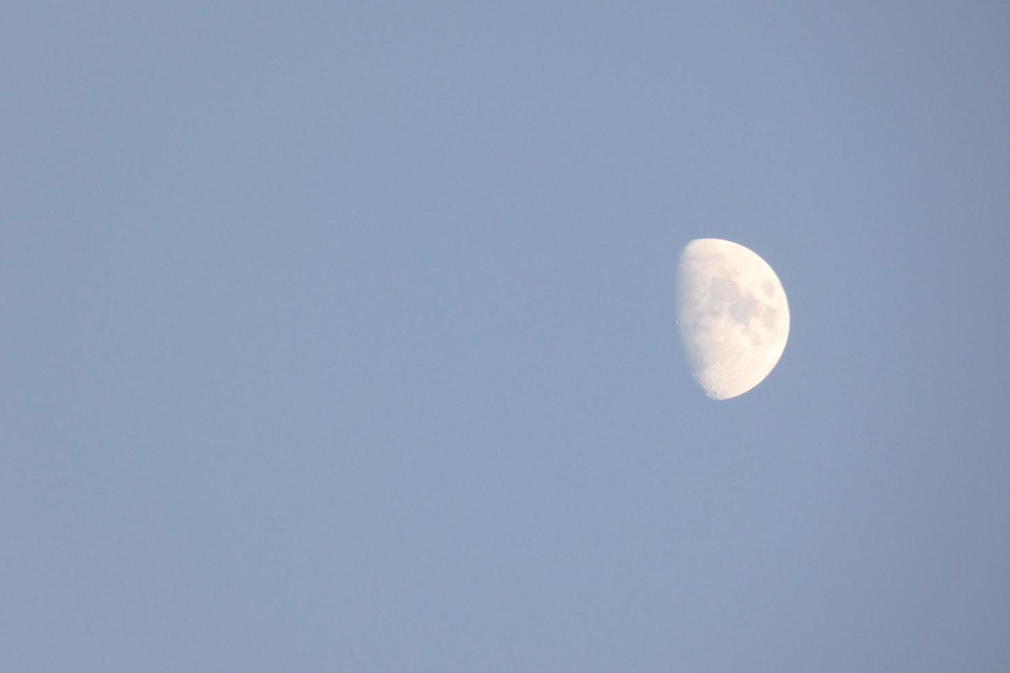 phase du croissant de lune vue de jour photo