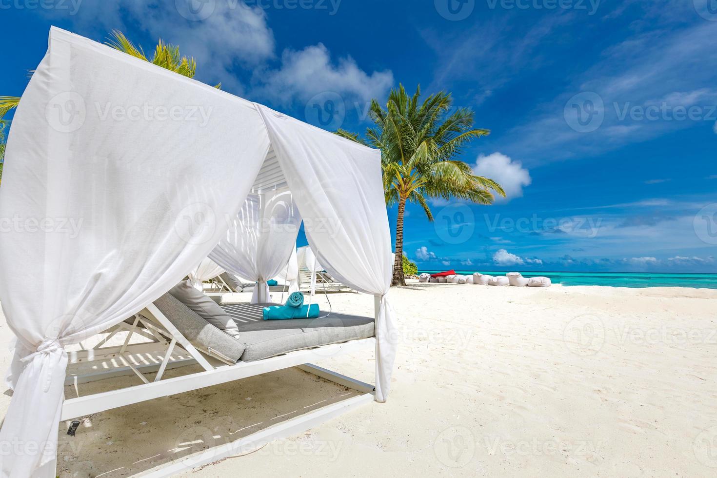 incroyable scène de plage tropicale avec auvent blanc et rideau pour un concept de détente d'été de luxe. ciel bleu avec du sable blanc pour fond de paysage de plage ensoleillée et vacances d'été ou conception de vacances photo