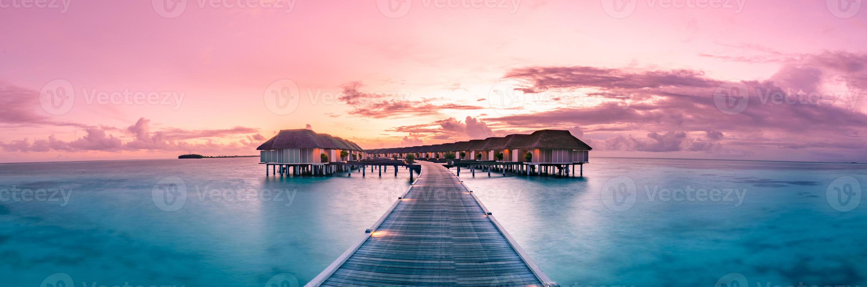 incroyable paysage de plage panoramique. vue sur le paysage marin au coucher du soleil des maldives. horizon avec la mer et le ciel. paysage tranquille, tourisme et bannière de voyage. paysage de villégiature de luxe d'été, concept d'île de vacances de vacances photo
