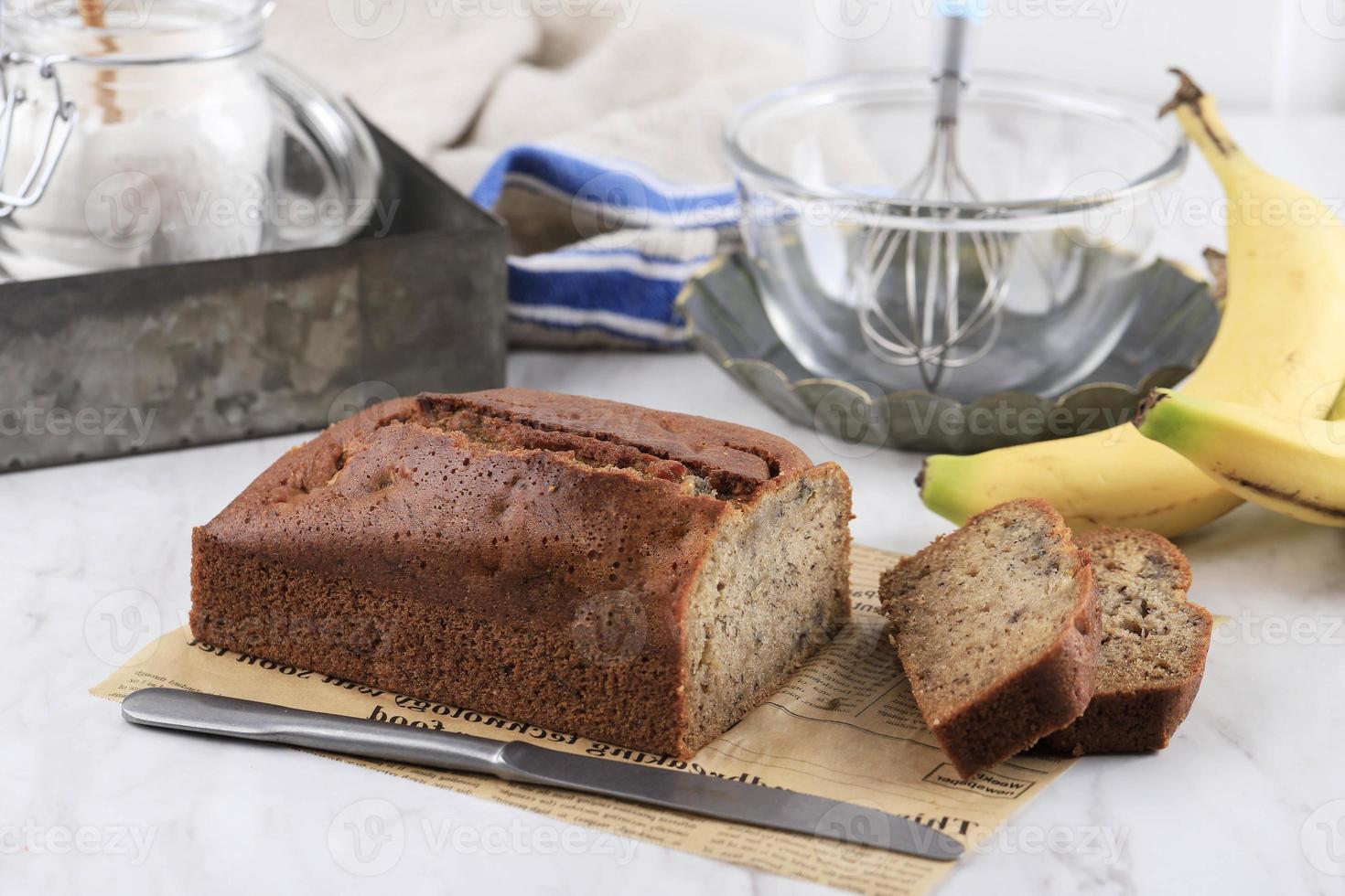 gâteau aux bananes en tranches de pain avec de la farine de blé entier photo